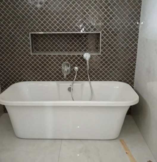 Feature-tile bathroom with tub and built-in niche — Amanzimtoti